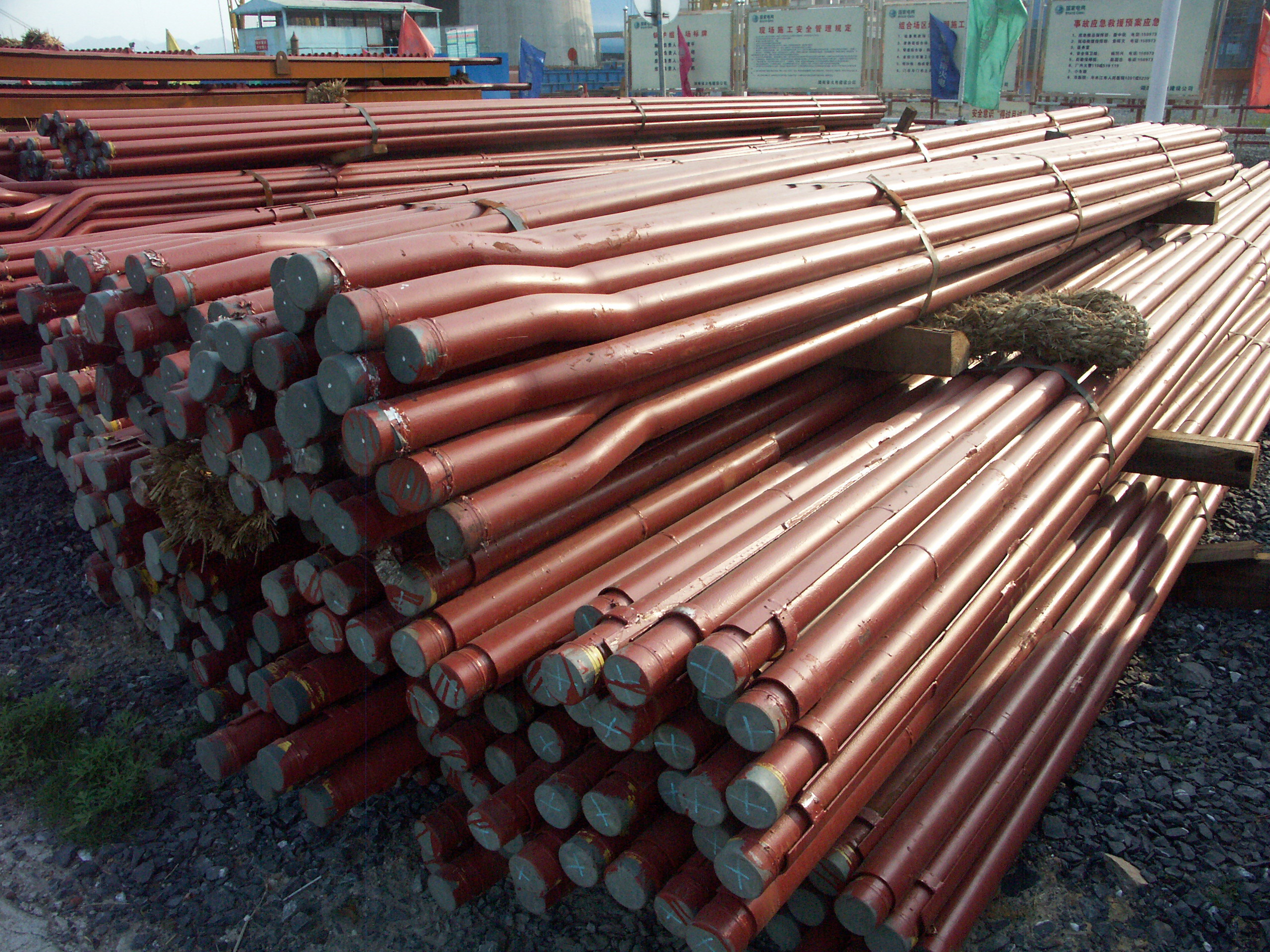 水冷壁管排|管與鰭片焊接成型。管徑：Φ60×5mm，材質(zhì)：20G GB5310-85。鰭片尺寸45×6mm，材質(zhì)：Q235-AF。長(zhǎng)度：4米。每組50根管，51根鰭片。