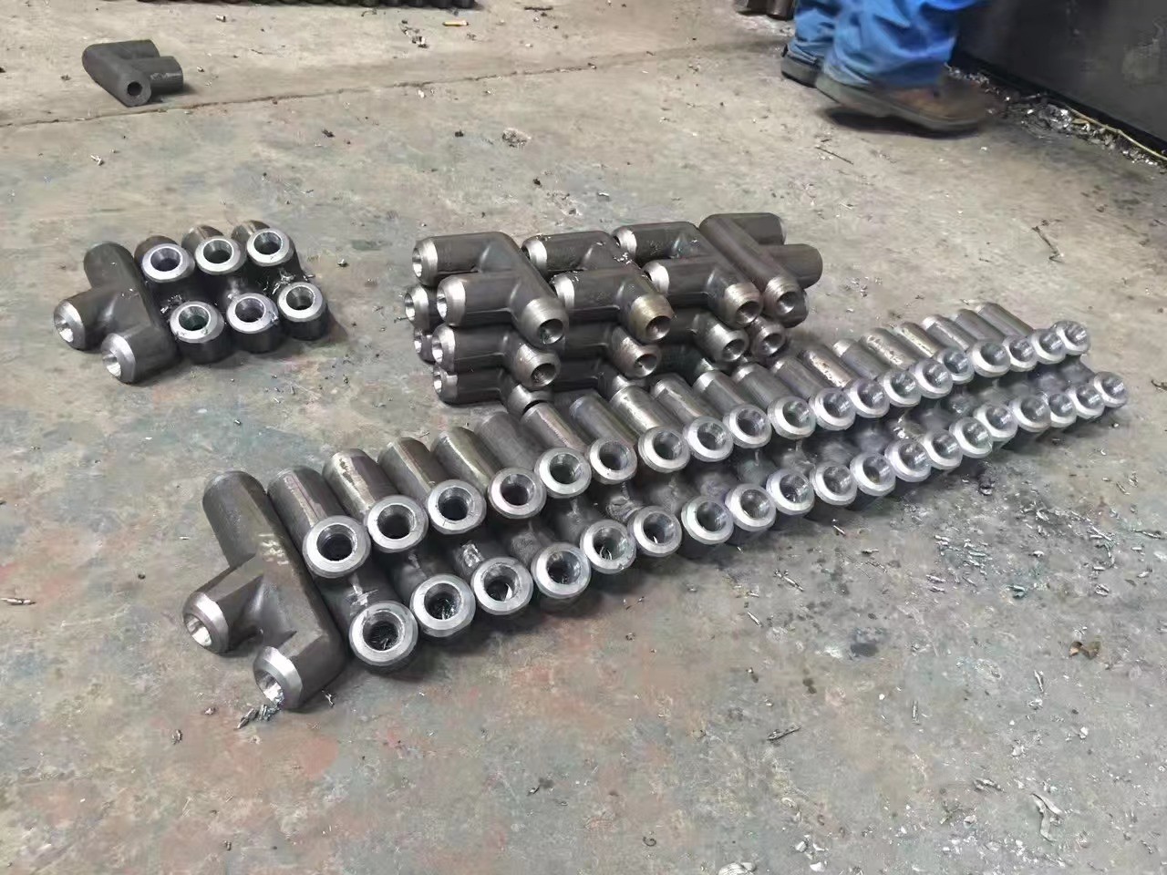 Φ63.5×8 （SA-210C)管壁厚度均勻，材質(zhì)符合要求，管壁厚度不超8.1mm，兩管中心距89mm，，鰭片厚度6mm，管長度6M,每排6根管束，管口鰭片據(jù)管口留50mm的距離便于焊接