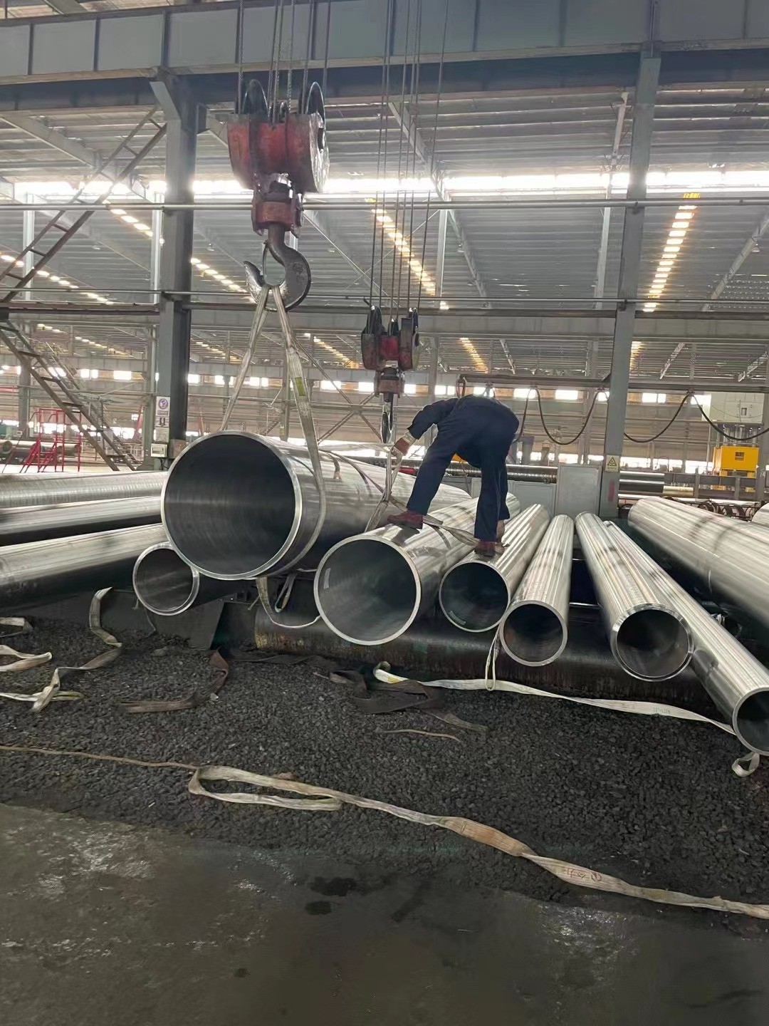 乙烯裝置超高壓蒸汽管道設(shè)計溫度545℃，設(shè)計壓力13.5MPa，設(shè)計選用A335-P91鋼，規(guī)格Φ168.3×14.27~Φ609.6×46.02