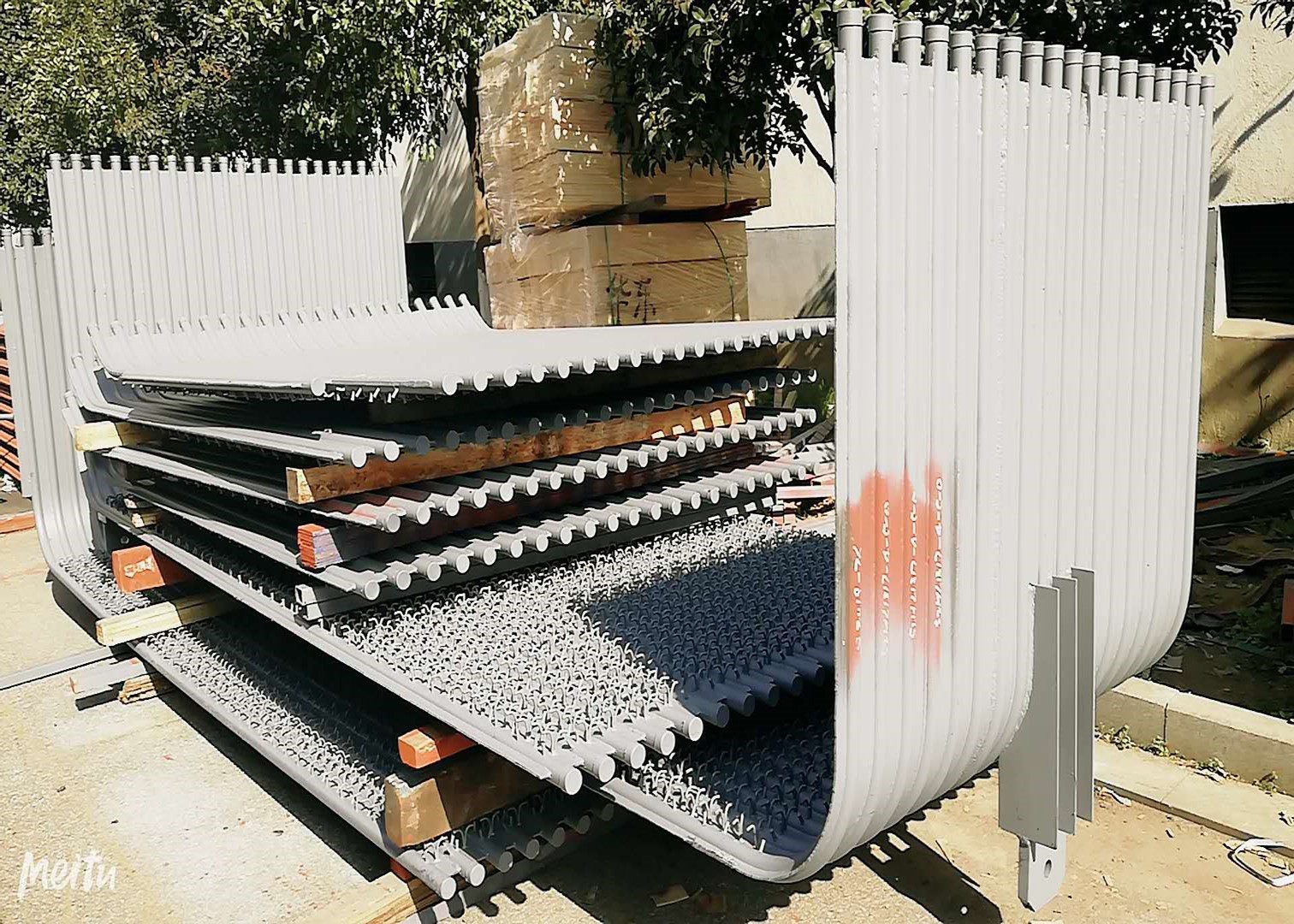 水冷壁管屏 內(nèi)螺紋Φ63.5×7.5節(jié)距:76.2mm 屏長:6m 3根/屏材質(zhì)：SA-210C（兩頭預(yù)留200mm吊耳孔）