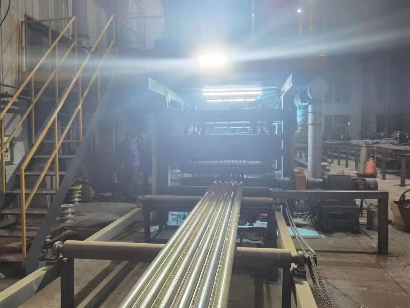 水冷壁管屏|Φ38.1×7.5 SA-213T2 每件9根水冷壁管一排，長12米，管節(jié)距50.8mm,鰭片連接，鰭片為膜式扁鋼厚δ6.4㎜，材料為15CrMo，采用雙面坡口焊接型式